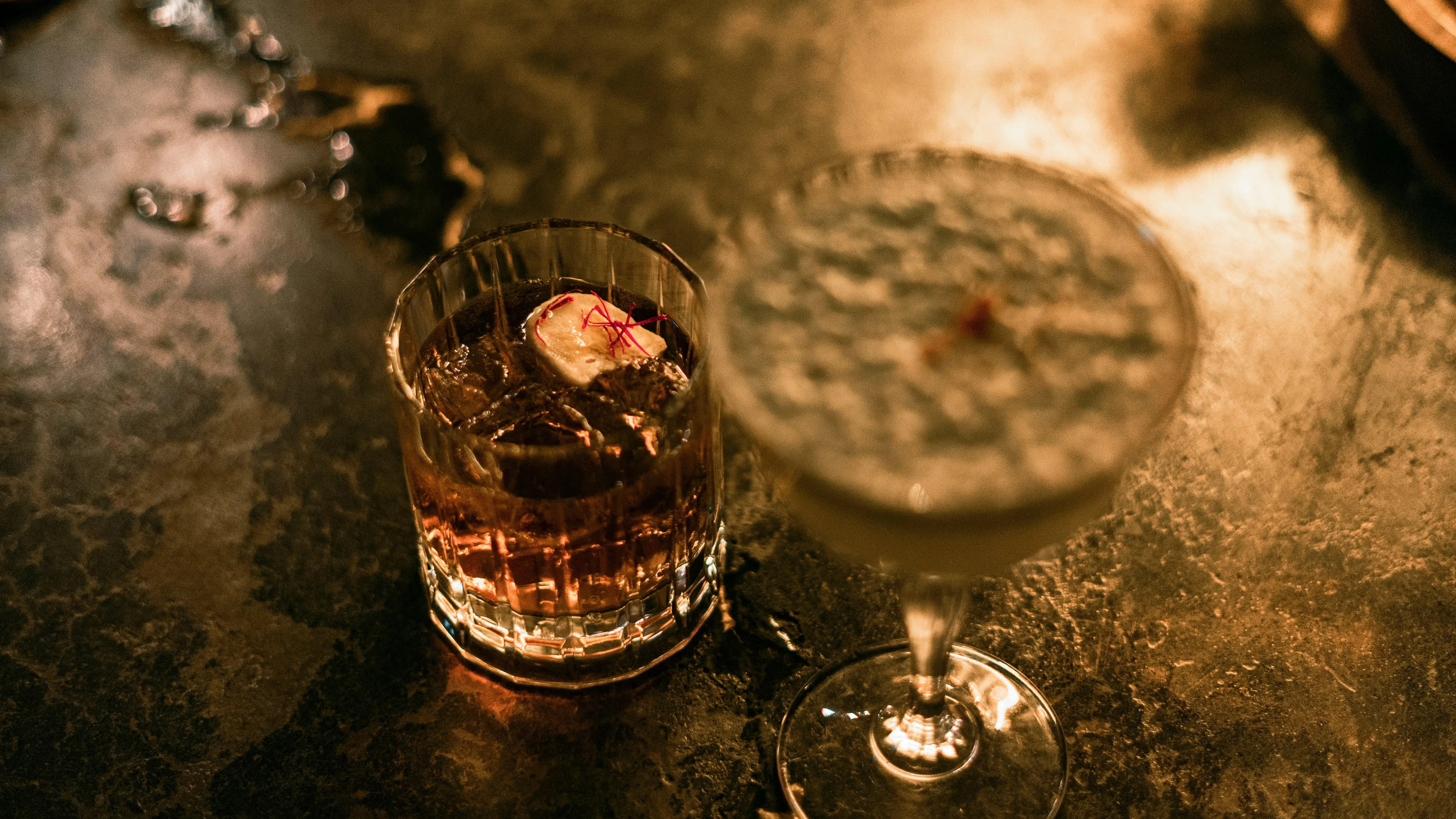 Cocktail d'autore servito al bancone