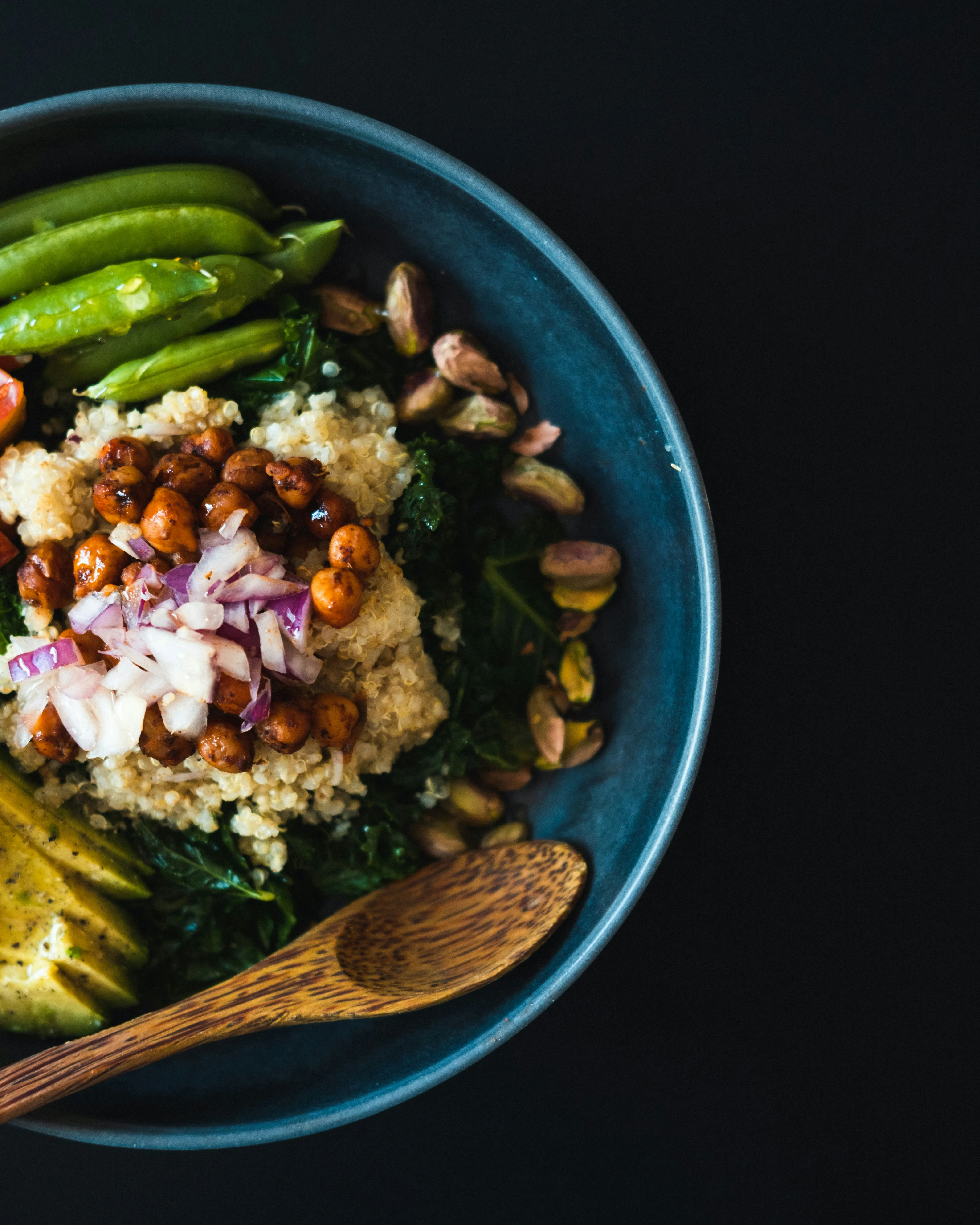 Insalata fresca con ingredienti di stagione